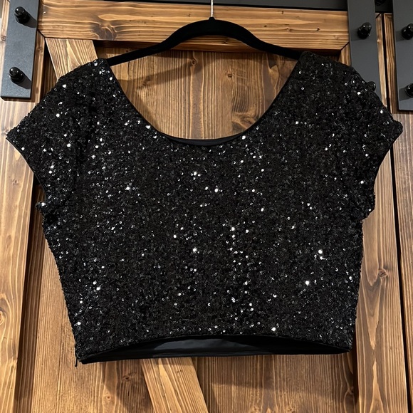 NWT Express Black Sequin Short Sleeve Crop Top - Picture 2 of 7